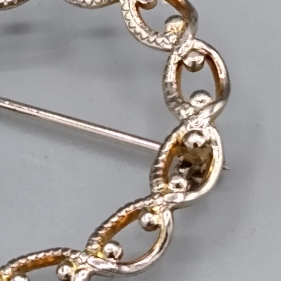 Gold tone Filigree Rhinestone Wreath Circle Brooch Pin Vintage - Picture 5 of 10